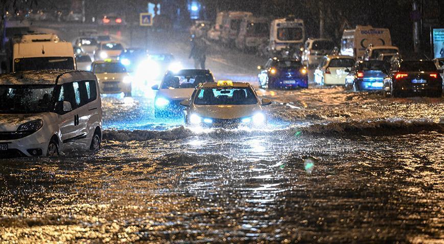 Ankara’da kuvvetli yağış! Sokaklar göle döndü