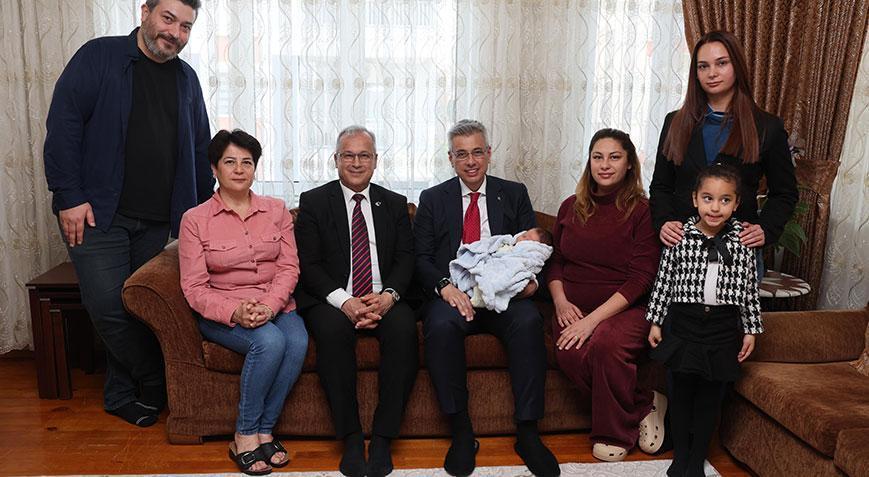 Bakan Memişoğlu şehit Tabip Teğmenin Antalya’daki ailesini ziyaret etti