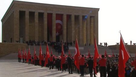 Bakan Tekin ve çocuklardan Anıtkabir’e ziyaret