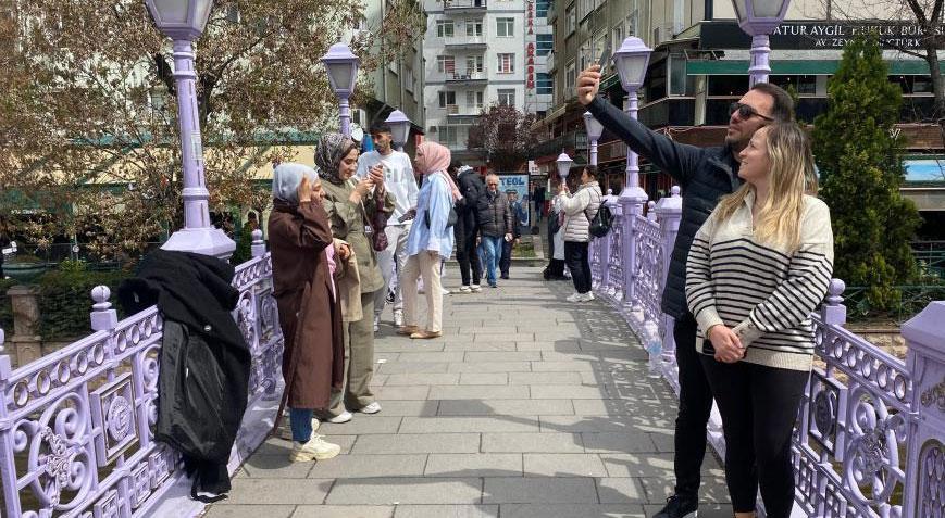 Bayram tatilinde akın ettiler! Bu köprüye gelen fotoğraf çektirmeden gitmiyor