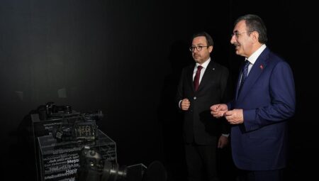 Cumhurbaşkanı Yardımcısı Yılmaz ‘Sessiz Tanık’ galerisini gezdi