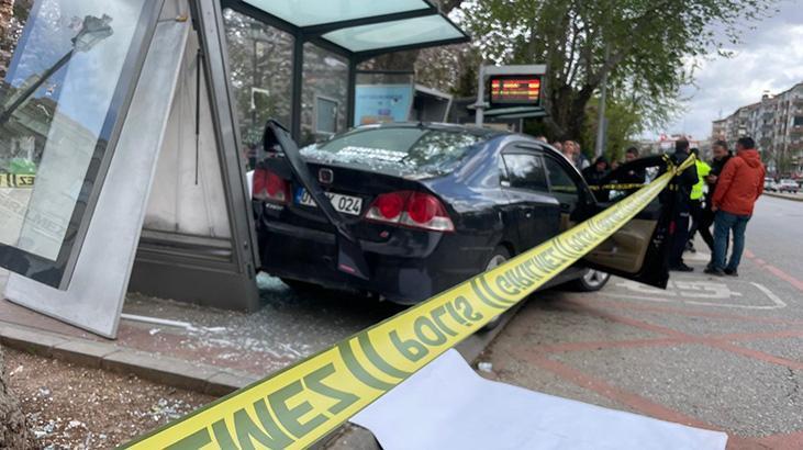 Gaziantep’te, araba otobüs durağına daldı! Yaralılar var