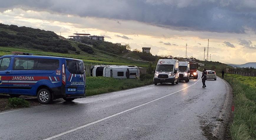 İzmir’de feci kaza! Devrilen personel servisindeki 8 kişi yaralandı