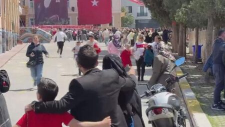 Öğrenciler zelzeleye 23 Nisan şovları sırasında yakalandı!