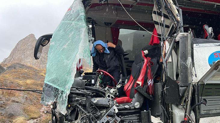 Otobüs ile yakıt tankeri baş başa çarpıştı! Vahim görüntü