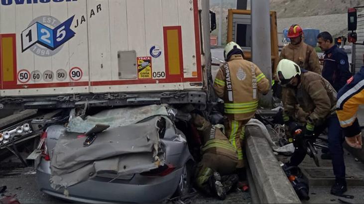 Pendik’te gişelerde dehşetli kaza! Araba TIR’ın altında girdi: Yaralılar var