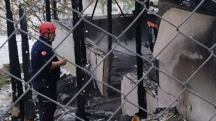 Prefabrik meskende yangın faciası: 2 çocuk hayatını kaybetti