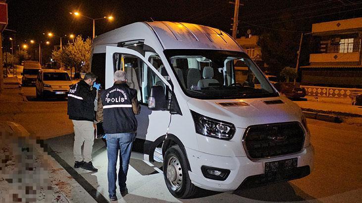 Servis minibüsünde dehşet! İş arkadaşını boynundan bıçakladı