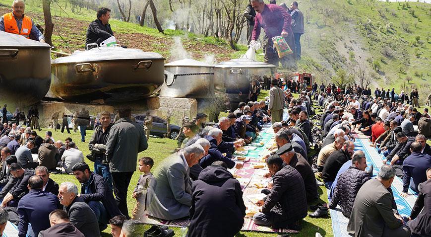 Sıranın ucu bucağı yok! Kazanlar kaynadı binlerce kişi birebir masaya çeşitti