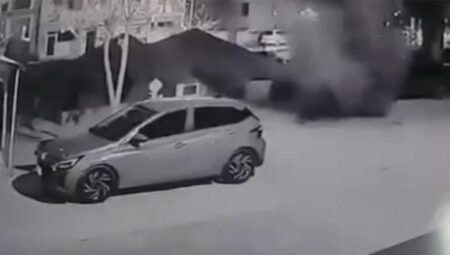 Aksaray’da tazyikli su asfaltı parçaladı: İki araç hasar gördü