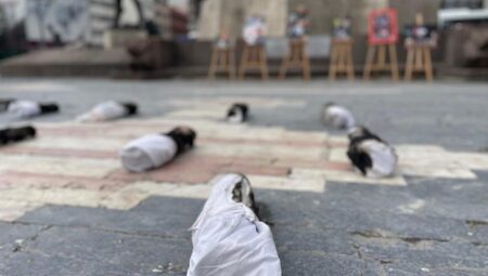 Ankara’da temsili kefene sarılmış bebekli protesto