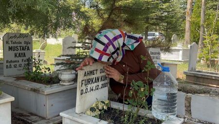 Anneler Günü’nü bebeğinin mezar taşını öperek geçirdi