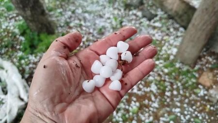 Bir anda dolu bastırdı kazayı da beraberinde getirdi