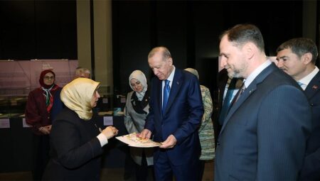 Cumhurbaşkanı Erdoğan Gizli Kalanlar standını gezdi