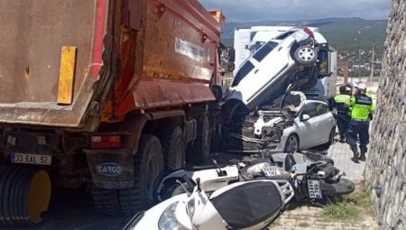 Denetimden çıkan kamyon ortalığı savaş alanına çevirdi! Kaza yerinden birinci imajlar