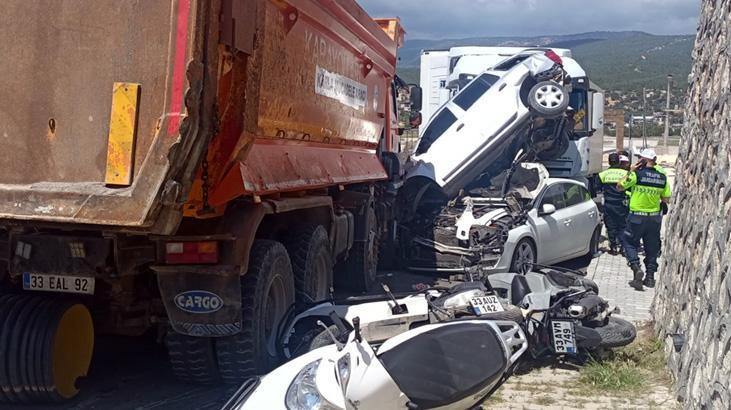 Denetimden çıkan kamyon ortalığı savaş alanına çevirdi! Kaza yerinden birinci imajlar