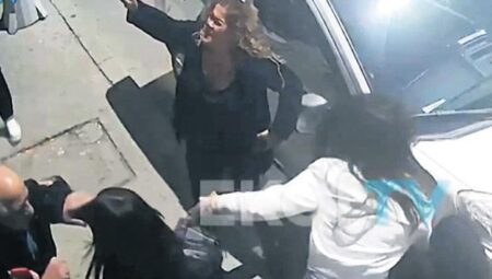 Eşini vuran kocaya bayanlardan dayak