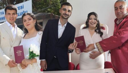 Evlilik yıl dönümünün unutamamak için akın ettiler! Onlarca çift tıpkı gün evlendi
