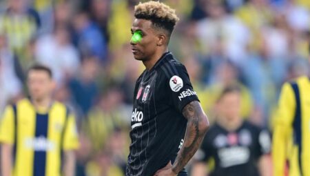 Fenerbahçe-Beşiktaş derbisinde lazer tutan taraftar gözaltına alındı