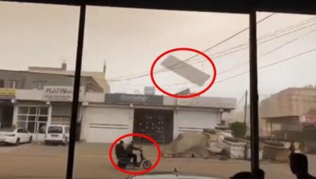 Fırtınada uçan levha tellere çarpıp istikamet değiştirdi! Motosikletteki 2 kişi vefattan döndü
