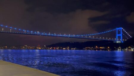 FSM Köprüsü maviye büründü