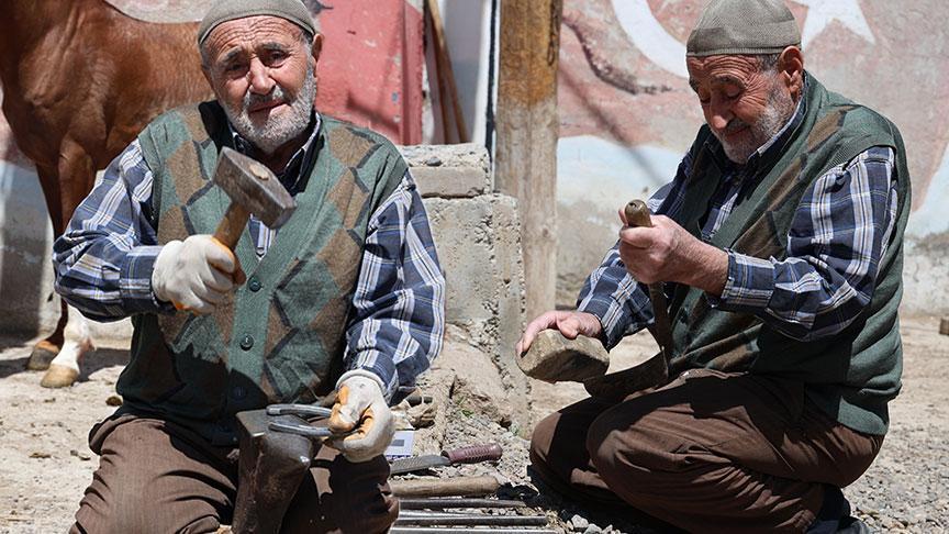 Gençler ‘zor’ diye uzak duruyor o 63 yıldır bu işi yapıyor! Yalnızca 300 TL için…