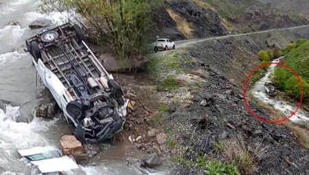 Hakkari’de çalışanları taşıyan minibüs dereye devrildi! 2 meyyit, 3 yaralı