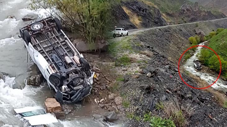 Hakkari’de çalışanları taşıyan minibüs dereye devrildi! 2 meyyit, 3 yaralı