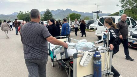 Hastanede kaygı dolu anlar! Ağır duman nedeniyle hastalar tahliye edildi