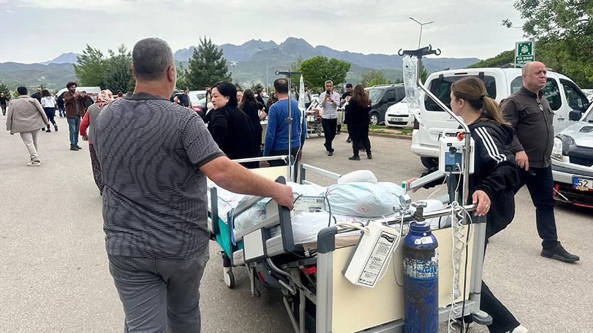 Hastanede kaygı dolu anlar! Ağır duman nedeniyle hastalar tahliye edildi