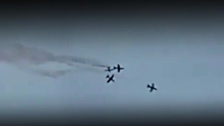 Havada dehşet anları! İtalya’da akrobasi uçakları çarpıştı