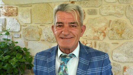 Hiç eğitim almadan 11 lisan öğrendi! Bulaşık yıkarken ortaya çıkan yetenek