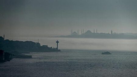 İstanbul Boğazı’nda gemi trafiği sis nedeniyle süreksiz olarak durduruldu