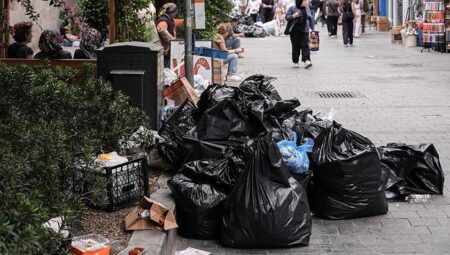 İzmir’de çalışanlar greve gitti, sokaklarda çöp yığınları oluştu