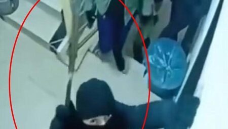 Mardin’de kar maskeli 4 kişi husumetlilerinin kapısını parçaladı! İşte o anlar