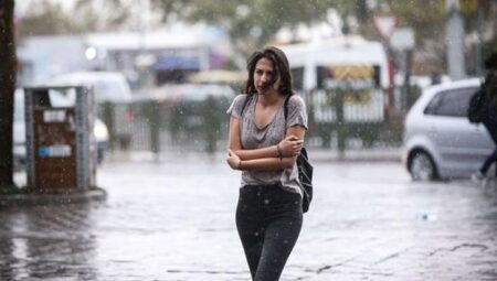 Meteoroloji’den yeni uyarı! Sağanak bir anda bastırdı! Mesken ve iş yerlerini su bastı