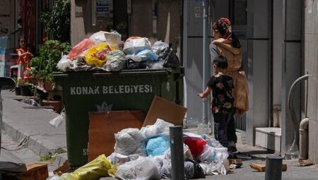 Personeller greve gitti, kent çöp kente dönüştü