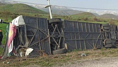 Van’da yolcu otobüsü devrildi: Çok sayıda yaralı var