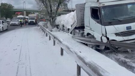 Zeytinburnu D-100’de alçı yüklü TIR bariyerlere çarptı; trafik yoğunluğu oluştu