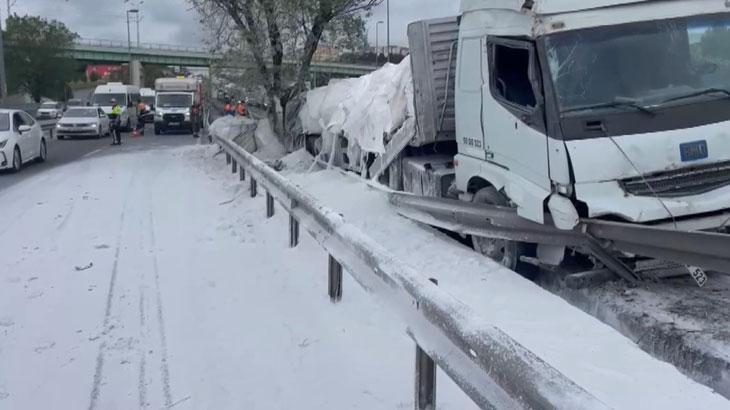Zeytinburnu D-100’de alçı yüklü TIR bariyerlere çarptı; trafik yoğunluğu oluştu