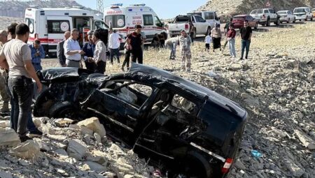 Araç şarampole devrildi! 3 kişi öldü, 3 kişi yaralandı