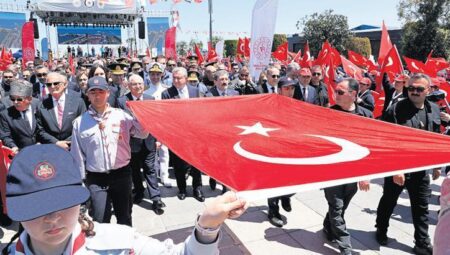 Atatürk’ü temsil eden bayrak Tütün İskelesi’nden karaya çıkartıldı