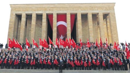 Bakan Bak, gençlerle birlikte Anıtkabir’deydi: Emanetiniz emin ellerde