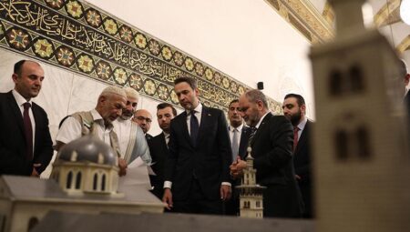 Bakan Bayraktar Şam’da Emevi Mescidi’ni ziyaret etti