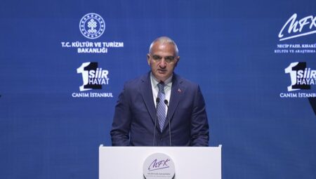 Bakan Ersoy, Bir Şiir Bir Hayat Canım İstanbul standının açılışında açıklamalarda bulundu