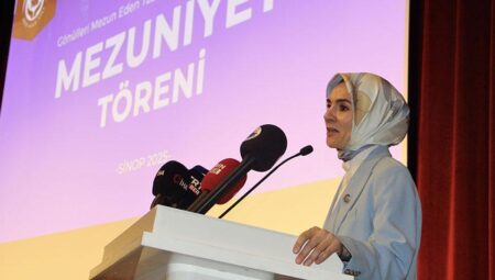 Bakan Göktaş Sinop’ta 3. Yaş Üniversitesi’nin mezuniyet merasimine katıldı