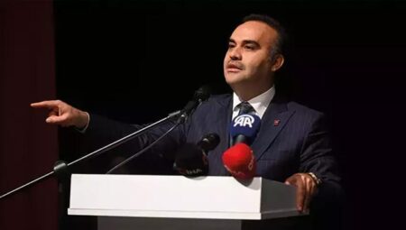 Bakan Kacır, Esenler Gençlik Merkezi’nde açıklamalarda bulundu