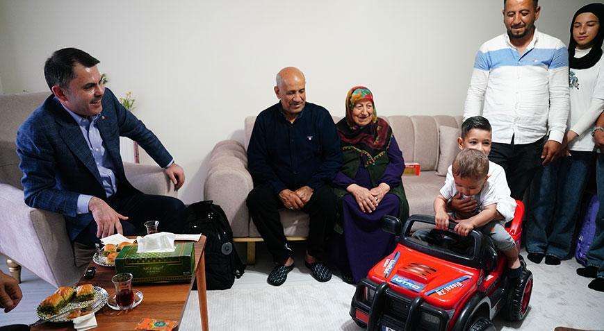 Bakan Kurum evlerine kavuşan depremzede aileye konuk oldu