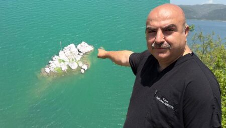 Baraj suları çekildi, gün yüzüne çıktı! Traktörünü alan oraya koştu