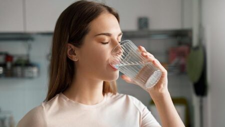 Baş dönmesi ve yorgunluğa neden oluyor! Günlük ne kadar su tüketmeliyiz?